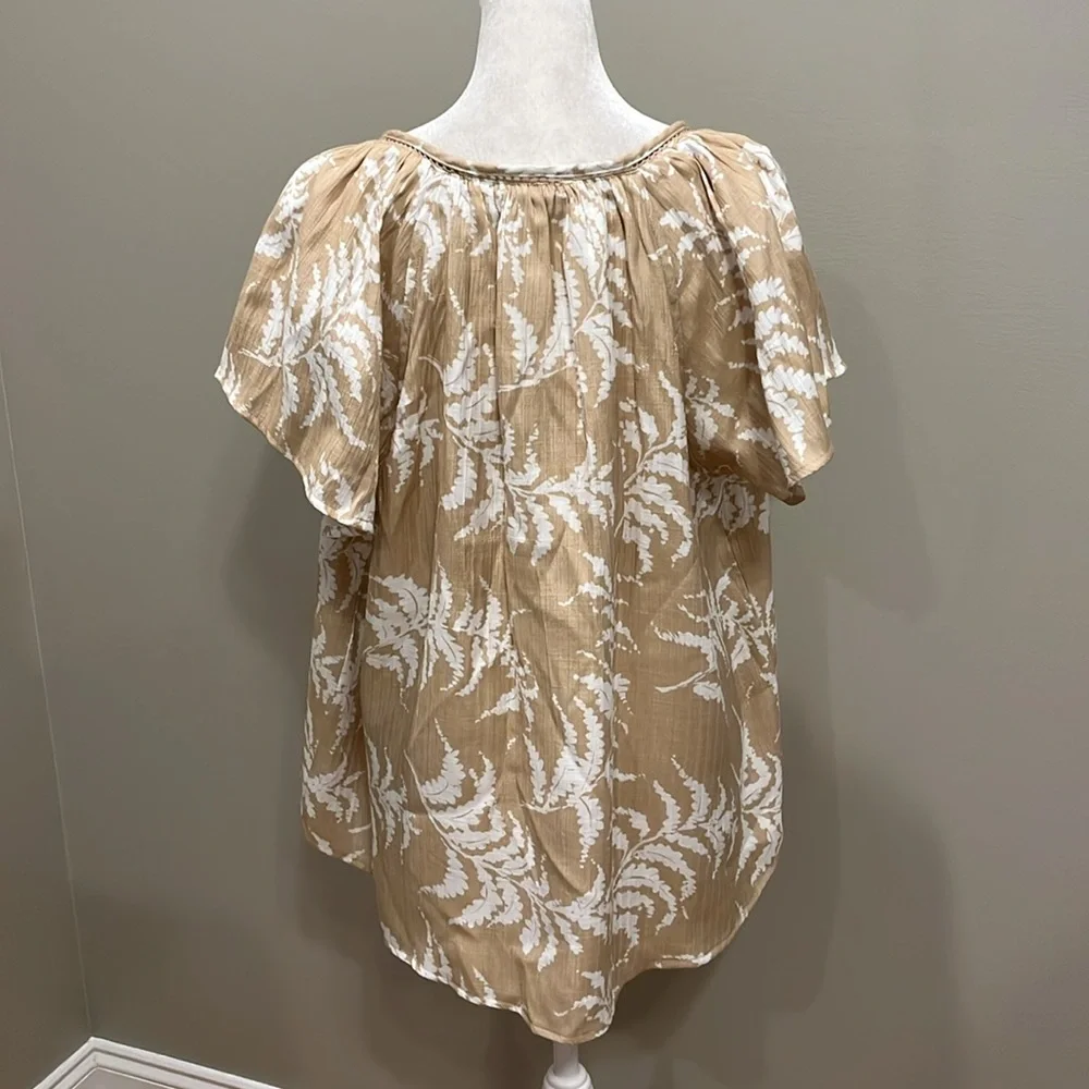 Wonderly Flutter Sleeve Leaf Print Button Down Blouse - Picture 4 of 7